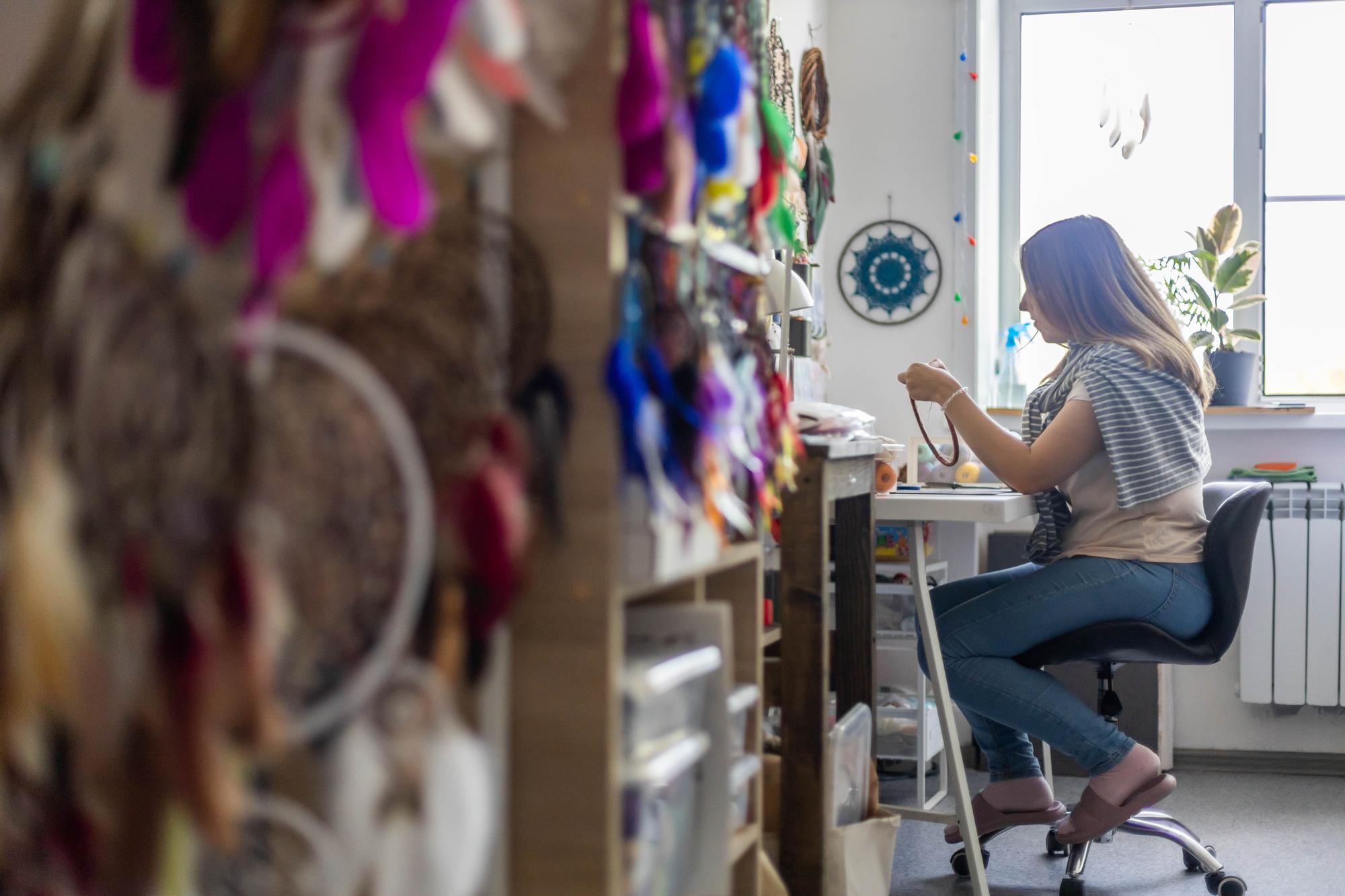 Atelier con telai e materiali